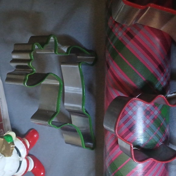 Holiday Bake Set Pin and Cookie Cutters - Picture 5 of 8